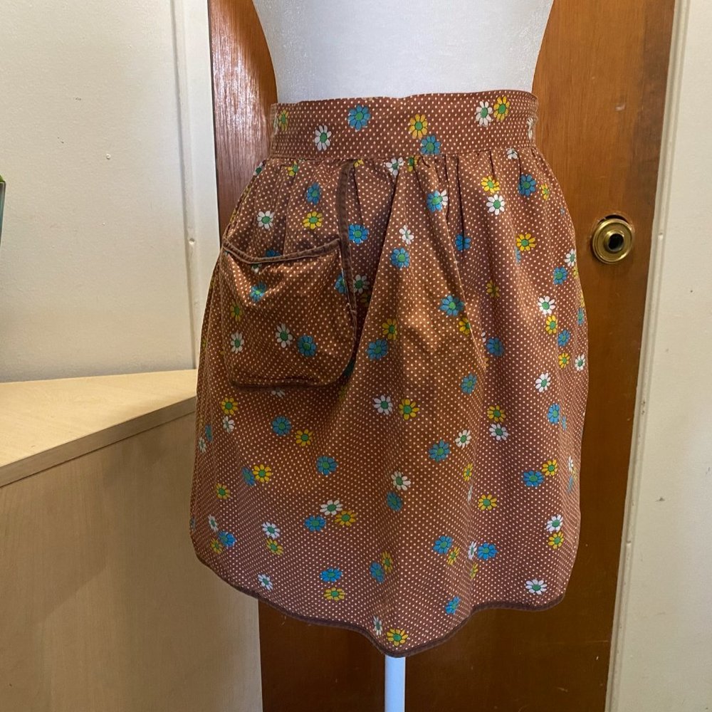 Vintage polka dot flower print apron - Picture 1 of 8